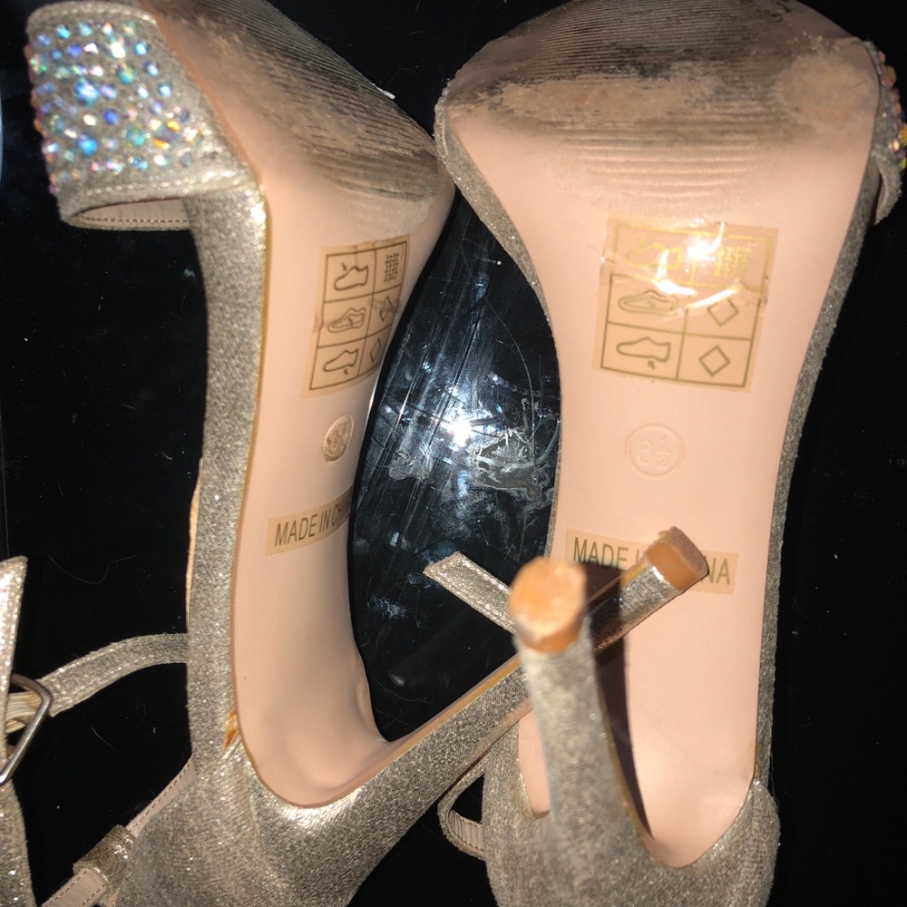 Beautiful Gold Heels - Picture 6 of 6